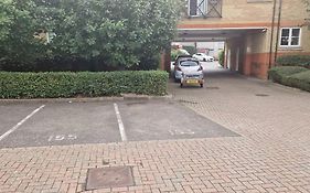 Greenhithe Cosy Apartment, Netflix And Sport Channels