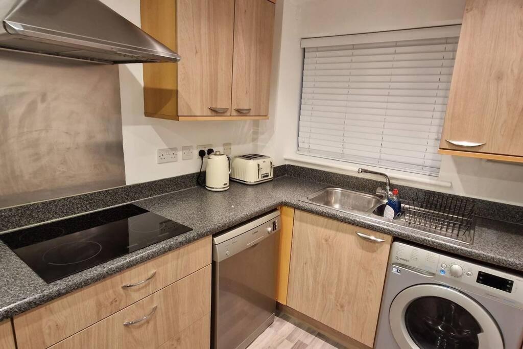 Greenhithe Cosy Apartment, Netflix And Sport Channels Exterior photo