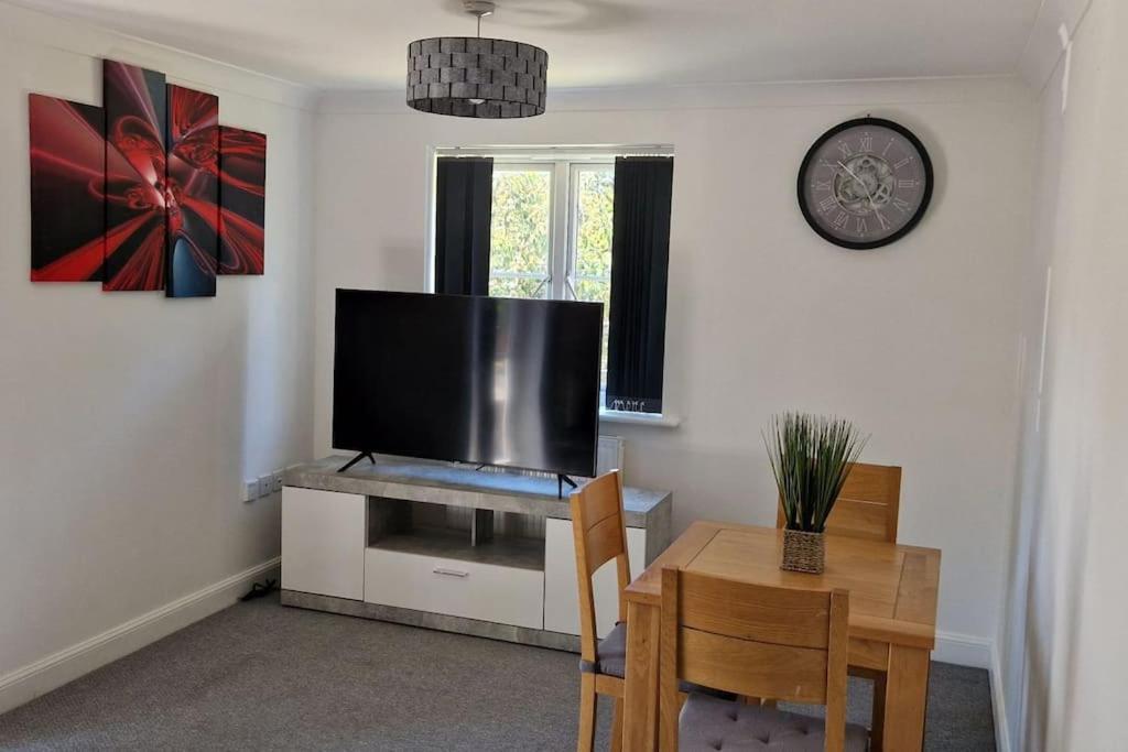 Greenhithe Cosy Apartment, Netflix And Sport Channels Exterior photo